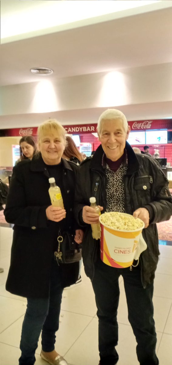 freiteslaura's tweet photo. 76 y 79 años respectivamente
Más de 40 años que no pisaban un cine
"Ah... Si es de @BombitaDarin vamos" 😊
Titi y Carlos, mis viejos
🎬 Argentina 1985

#mardelplata https://t.co/thcJGHOCxr