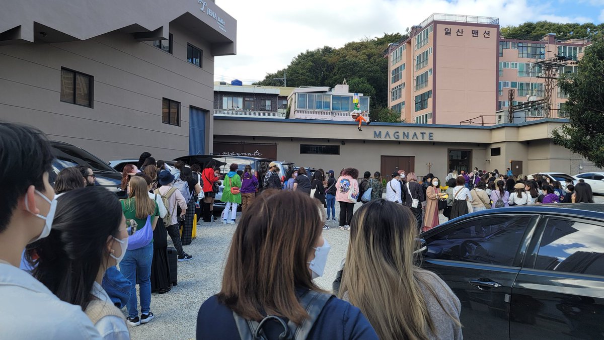 PJM_data's tweet photo. The queue to get in Magnate Café this morning are insane🤯 

Looks like everyone had the same idea of spending Jimin's Day in his dad's Café 

#HappyBirthdayJimin https://t.co/yDrFvWvfu9