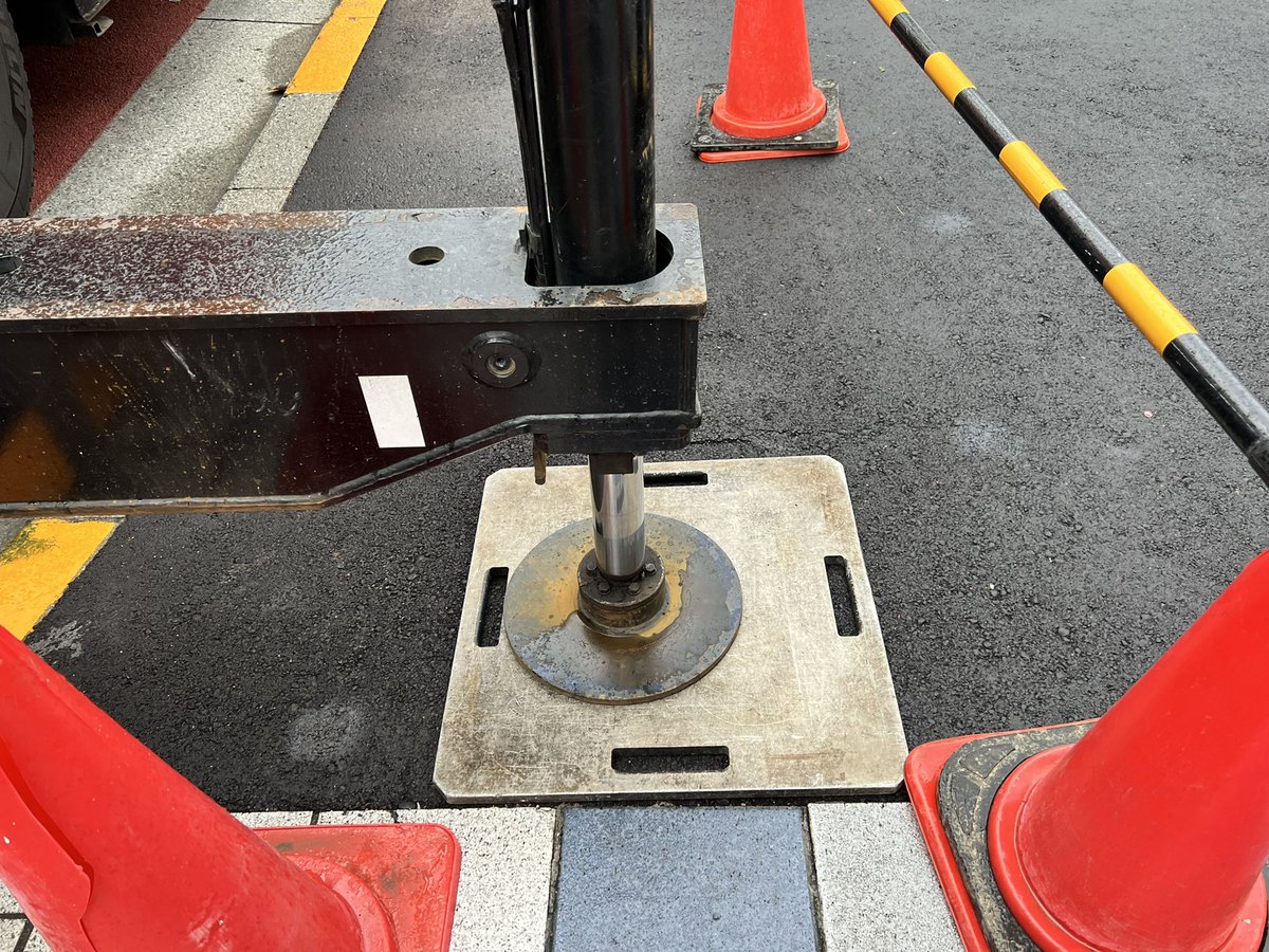 専属で来てる現場で朝凹みを指摘されたけど、青と白のタイルに沿わせて必ず鉄板敷いてるし…この小さい凹みはユニックじゃないか？？
気にしなくていいよ！と言われても納得いかなぁい(-д-｀ll)ﾓﾔｯﾄ…