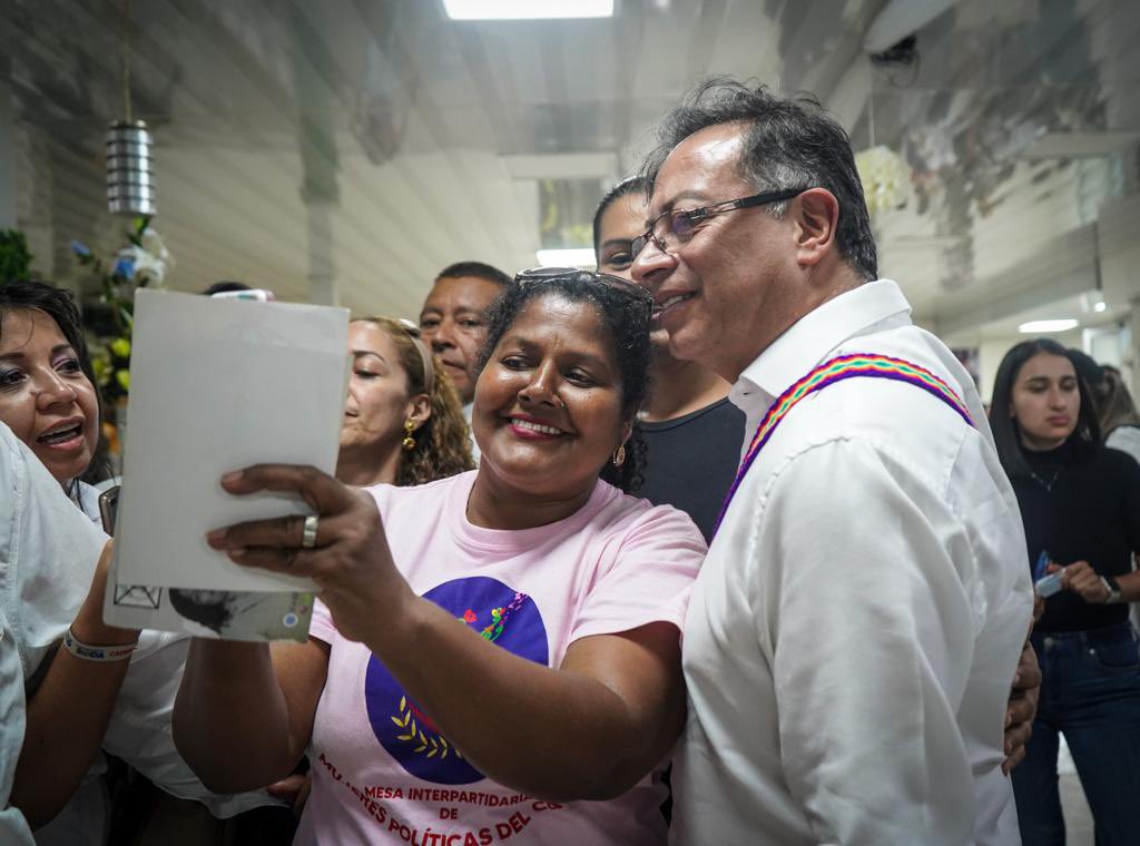 alfonsoprada's tweet photo. Acompañamos al Presidente @petrogustavo a Santander de Quilichao a encuentro con autoridades de 43 Consejos Comunitarios de Comunidades Negras del Norte del Cauca #ACONC. Solo escuchándolos podremos trazar hoja de ruta con soluciones efectivas.
¡Continuamos con #DiálogoRegional! https://t.co/JBBy5xSGc1