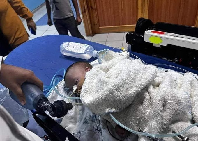 ¡URGENTE! Esto fue hoy
El sionismo 🇮🇱 asesina a un bebé palestino
Lacrimógenas de las fuerzas israelíes asfixiaron al lactante.
Sucedió al norte de Jerusalén