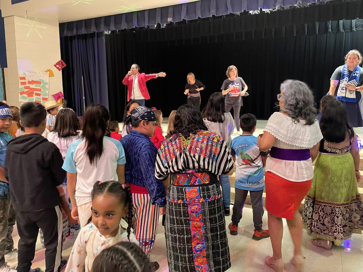 What a celebration! ¡Que celebración! Gracias a todos por venir y compartir comida. Thank you everyone!