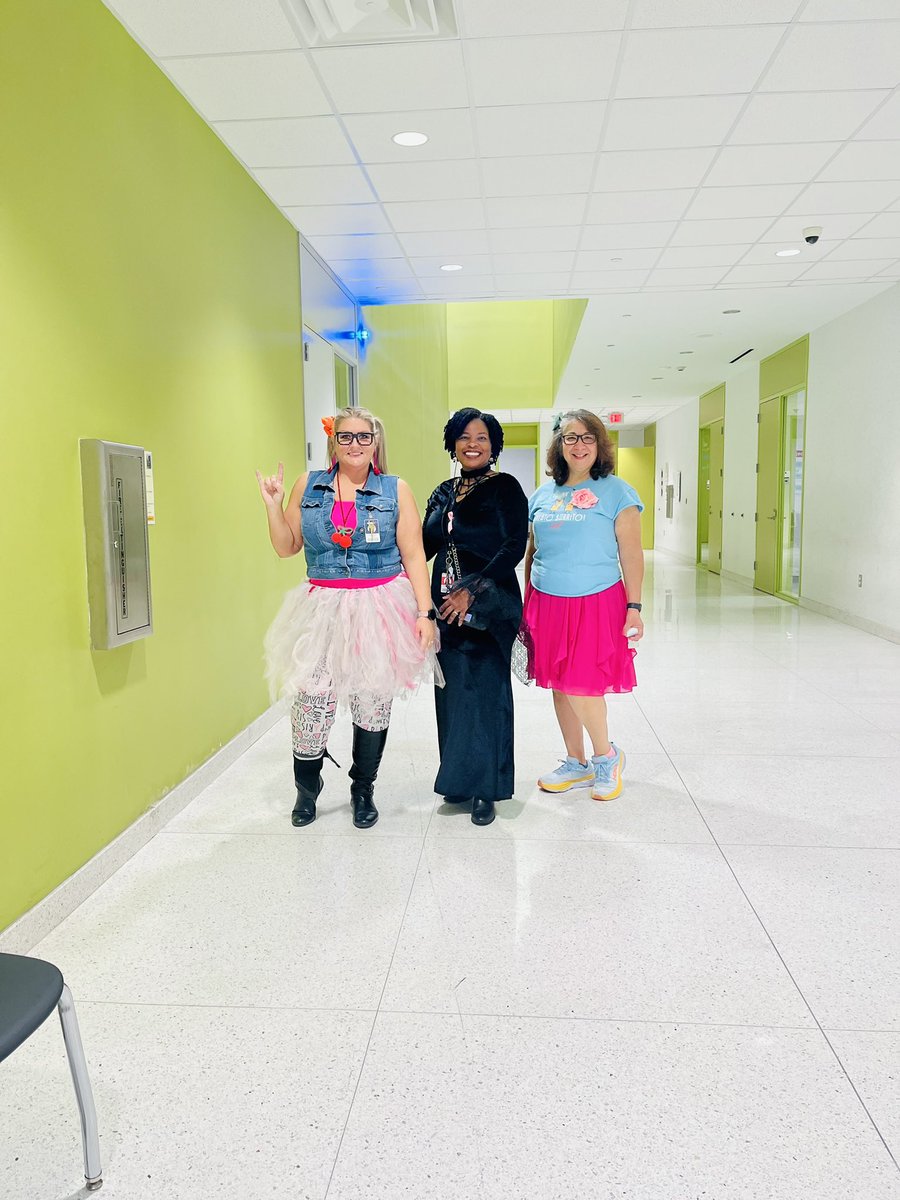 It’s a wacky, tacky Wednesday <a href="/GarciaMS_AISD/">Garcia Middle School</a> #GMSHC2022 💜😀