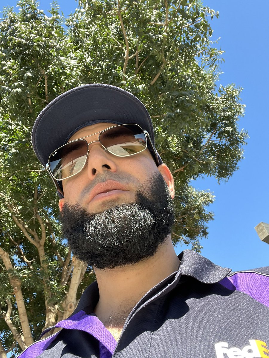 LeHommeBarbu's tweet photo. Just another Wednesday at work.😎☀️#HumpDay #LookingPretty #beardeddaddy #RayBan https://t.co/p7fwsQKe5J