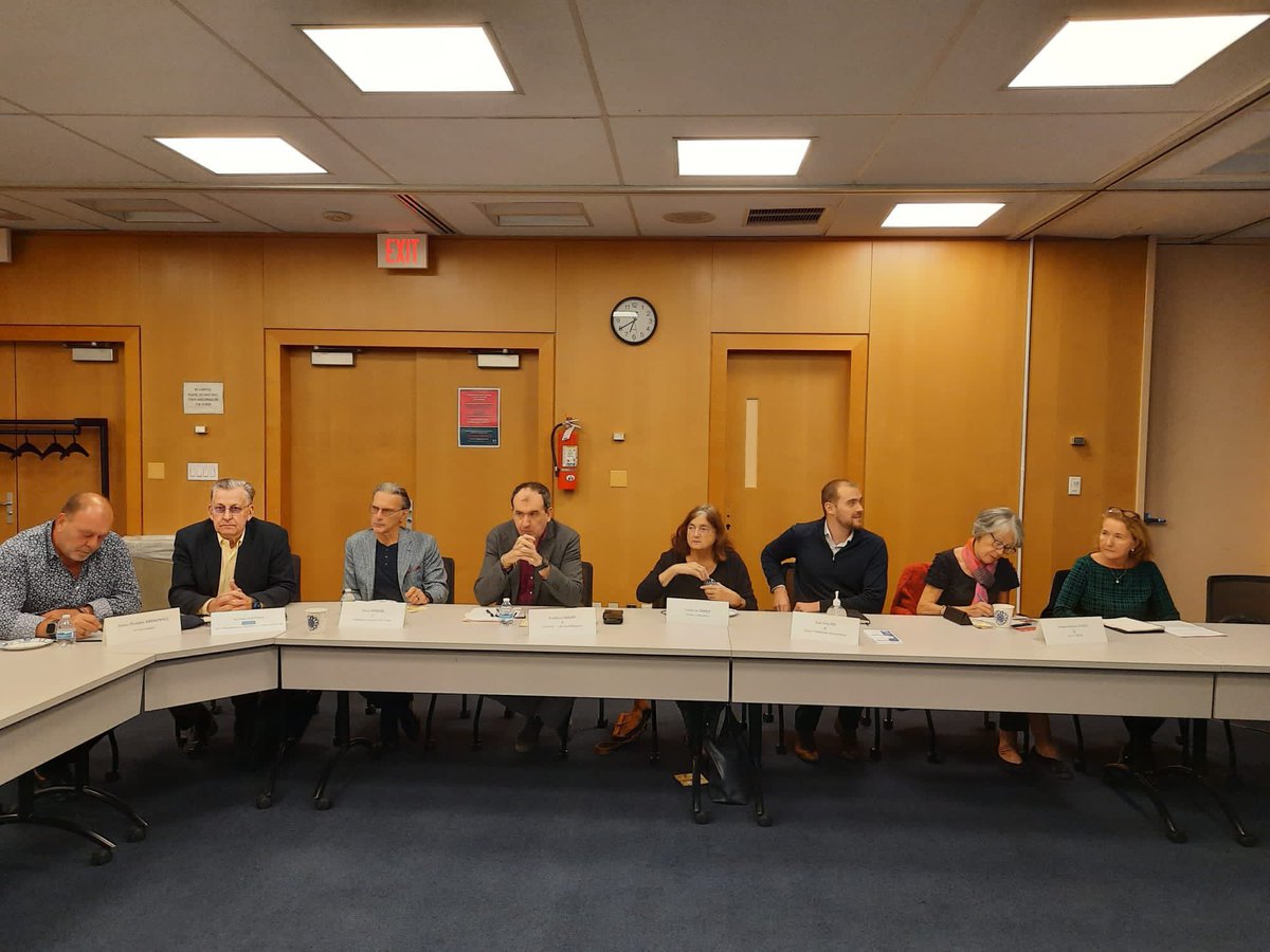 fpenguilly's tweet photo. Réunion de travail ce soir avec l'ensemble des membres du @ComiteTricolore. Merci aux associations qui jouent un rôle essentiel au service des #FrancaisdelEtranger, en particulier au profit des plus démunis. https://t.co/vkfAbvBmUJ