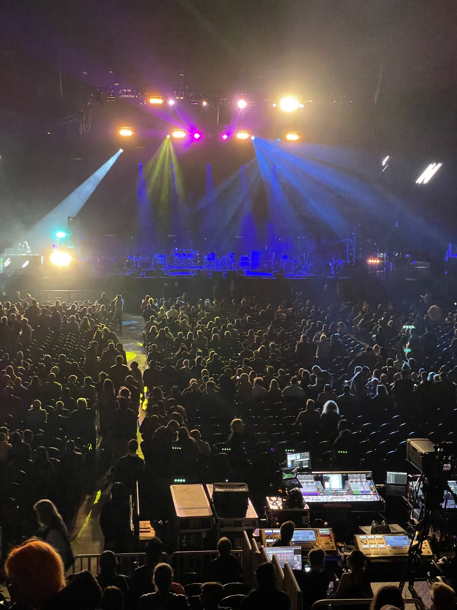 beardbeer2's tweet photo. 前座DJのPaul OakenfoldがMassive Attackをかけている。
#petshopboys #neworder #theunitytour https://t.co/zK005bx2je