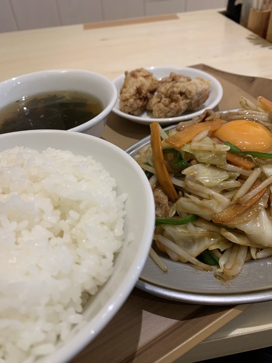 本日の営業時間
11:00-15:00
17:00-21:00

ご飯、スープのおかわりが一回無料🎉の心斎橋セット✨

1番人気のサイドメニュー、
大きな唐揚げが２つも付いたお得なセットです🤤✨

本日もよろしくお願いします！

#ベジー太心斎橋店
#肉野菜炒め #羽釜炊きご飯
#心斎橋ランチ #ガッツリ系
#二郎系 #背脂