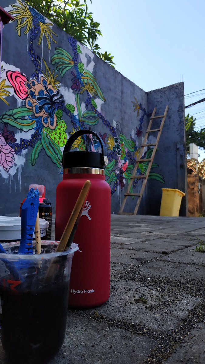 theunclejoy's tweet photo. Finishing the mural at Warung Kecil Infinitt Sanur with @HydroFlask Let's work! 💪 https://t.co/ymbx4cHK9I