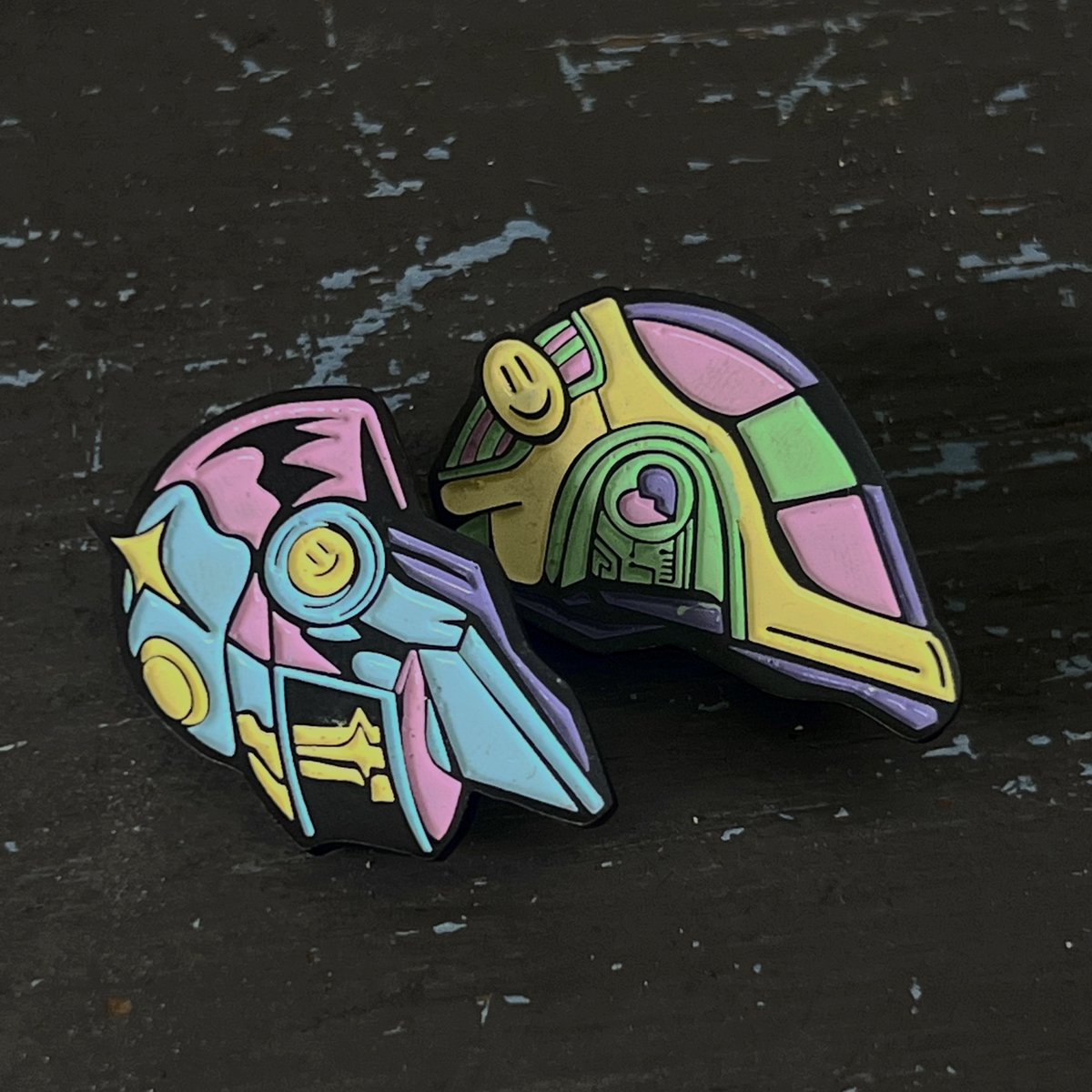 ¿ #Sabías que en sus inicios como Daft Punk, el dúo no usaba sus famosos trajes de robots, empezaron a usarlas con su disco debut?
Este pin está disponible en nuestros puntos de venta y por acá. 

bit.ly/3T8tk6g