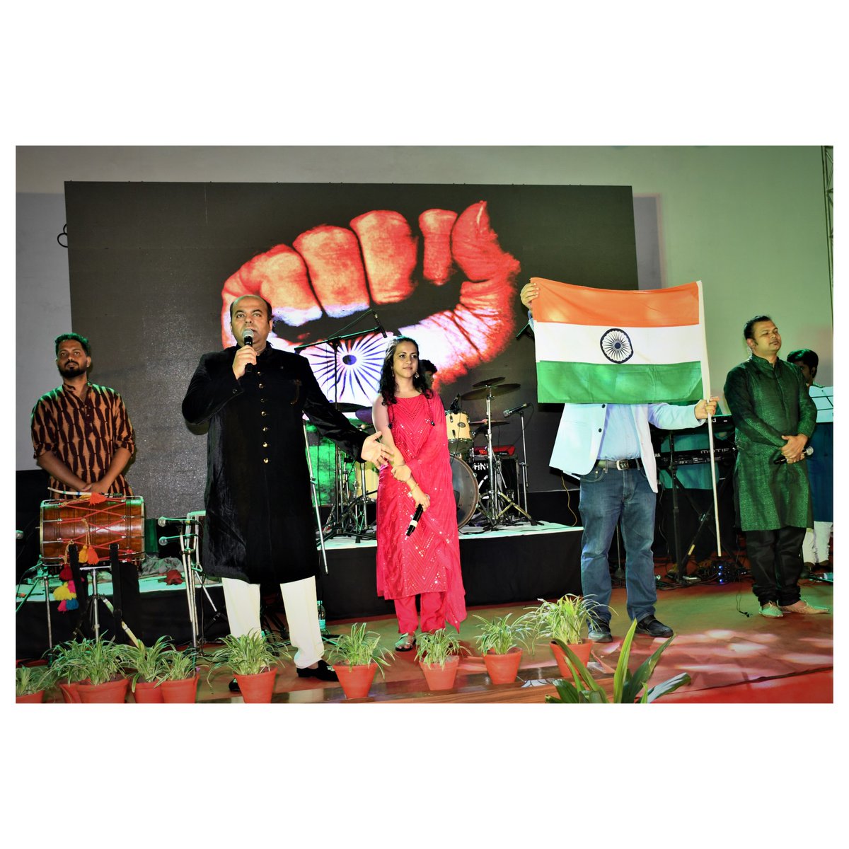 dabliameya's tweet photo. What a lovely evening we had performing for the Indian Armed Forces at the Kolkata Army cantt.
Over 1,000 plus Soldiers &amp; their families attended &amp; enjoyed the show! @adgpi @easterncomd #ekamsatt @AmritMahotsav #Kolkata #latepost https://t.co/edj7I0Btee