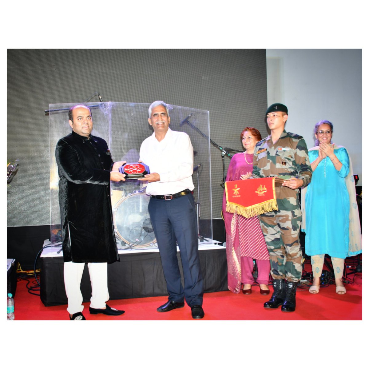 dabliameya's tweet photo. What a lovely evening we had performing for the Indian Armed Forces at the Kolkata Army cantt.
Over 1,000 plus Soldiers &amp; their families attended &amp; enjoyed the show! @adgpi @easterncomd #ekamsatt @AmritMahotsav #Kolkata #latepost https://t.co/edj7I0Btee