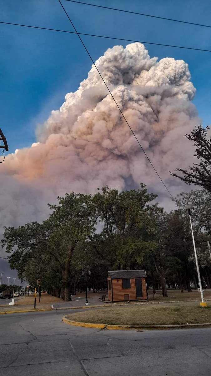 Estacion_bcp's tweet image. 🔥 Incendios en #Argentina | Nube #Pyrocumulus vista desde #Ramallo, provincia de Buenos Aires, productos de los incendios en el delta del Paraná.