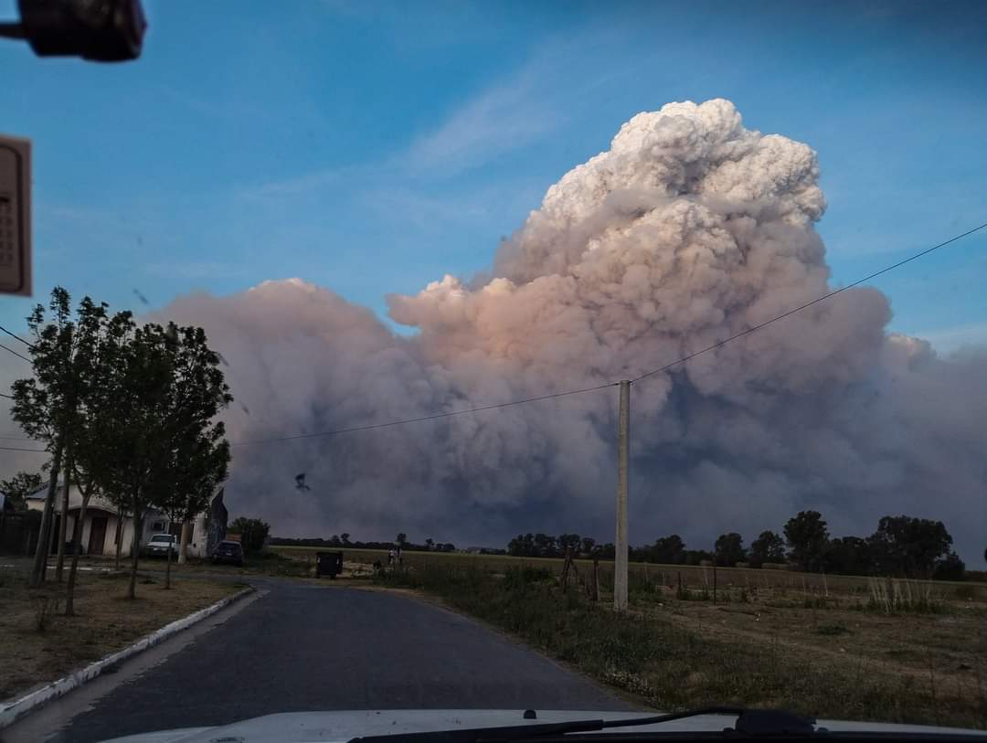 Estacion_bcp's tweet image. 🔥 Incendios en #Argentina | Nube #Pyrocumulus vista desde #Ramallo, provincia de Buenos Aires, productos de los incendios en el delta del Paraná.