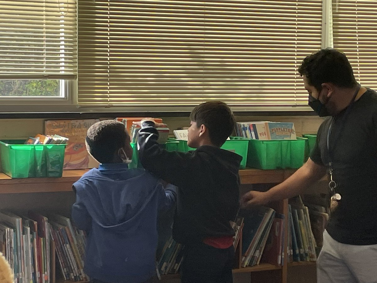 NancyCravey's tweet photo. Mr. Carranza and Ms. Stevenson have created such a welcoming shared library for @FOUSTGCS and @MurpheyAcademy students. #GCSLibrariesEngage by modeling cooperative, collaborative relationships for students. They both have a lot happening in a small space! https://t.co/Nh0Ec4y30j