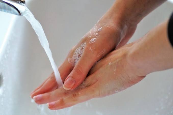 uulfa9925's tweet photo. Mencuci tangan adalah salah satu tindakan sanitasi dengan membersihkan tangan dan jari jemari dengan menggunakan air ataupun cairan lainnya oleh manusia dengan tujuan untuk menjadi bersih, sebagai bagian dari ritual keagamaan
#WeLoveProbolinggo
#WeLoveCities
##MajenganBerlari https://t.co/PfGeQPY6zj