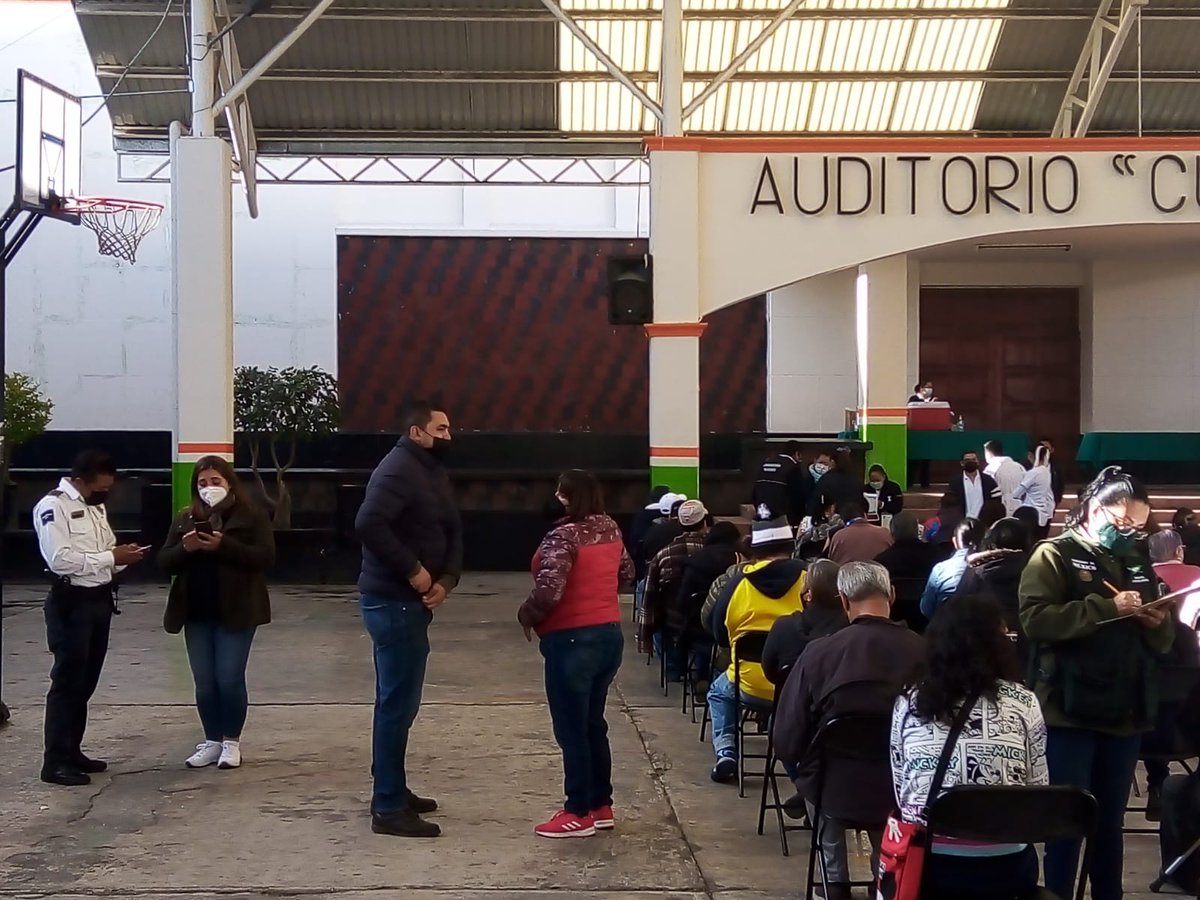 VeronicaRB04's tweet photo. Primer día de Jornada de Vacunación en Centro Escolar Nezahualcoyotl gracias a SMSEM, SEIEM, SESyN y SEB excelente equipo  @geramonro05  @IsraelJeroL @hectorhesilva @HectorUlisesCG1 https://t.co/wTkA1TpGJ0