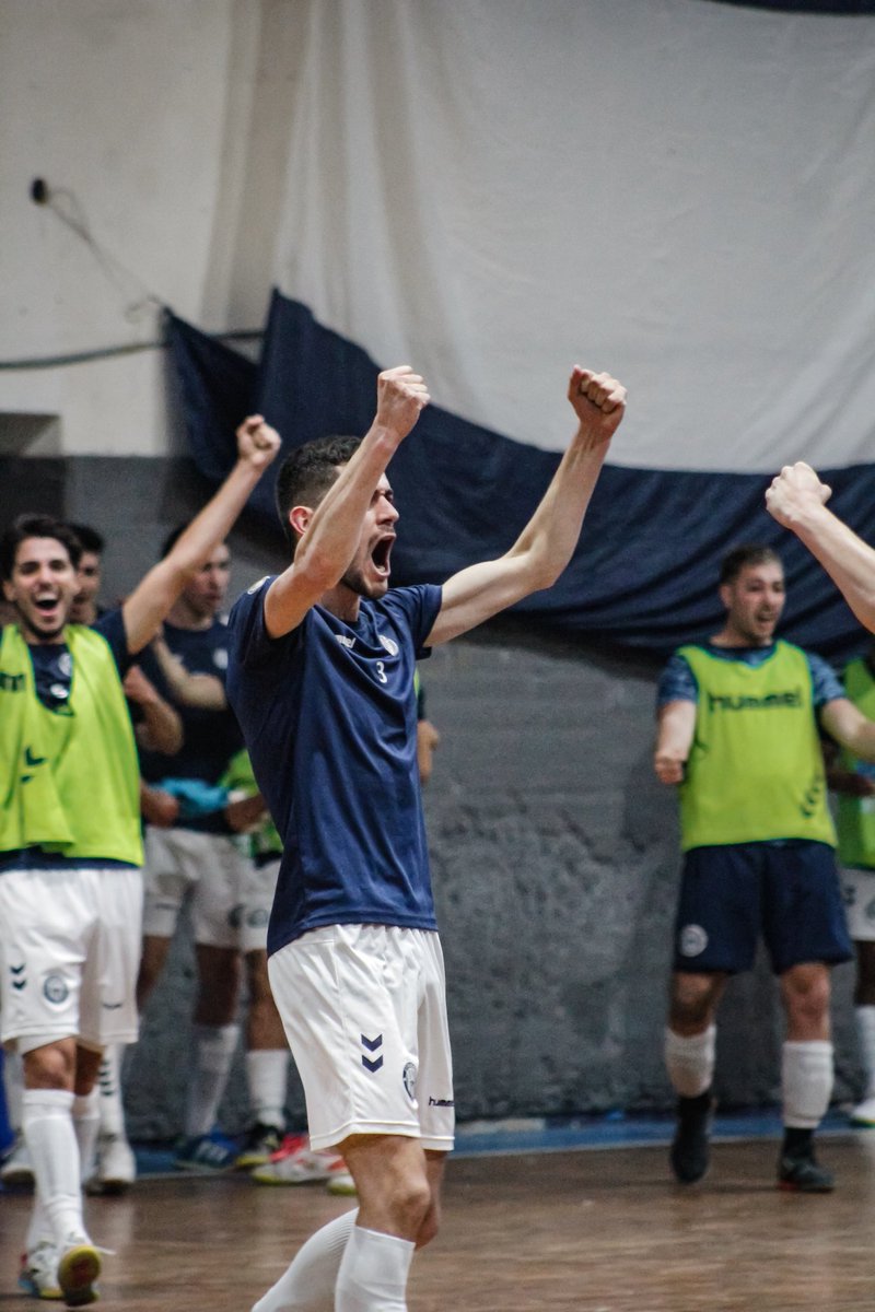 pasionfutsal's tweet photo. #PrimeraA🇦🇷 | Fecha 28 | FINAL. @CLUB17DEAGOSTO 6 (Mercado -2-, Freijo -2-, Arrieta, Silva) @barracascentral 4 (Burgo -3-, De Candia).
En un final para el infarto, el "Ratón" lo ganó a falta de cuarenta segundos y se posiciona en la tercera ubicación.
📸 @carariass https://t.co/V10DWtb7dJ