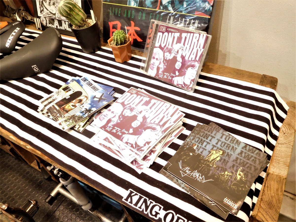 wakuwakusan_666's tweet image. いつもお世話になっております～
高円寺KATA₋BARのオーナーさん率いる
「DONT TURN AWAY」のNEWアルバム！！
「How many times　tell the lies 」のサンプルCDを当店で差し上げておりま～す　
極上のメロディックパンク！！！（でいいかな？）
#dontturnaway
#Howmanytimestellthelies
#kata₋bar