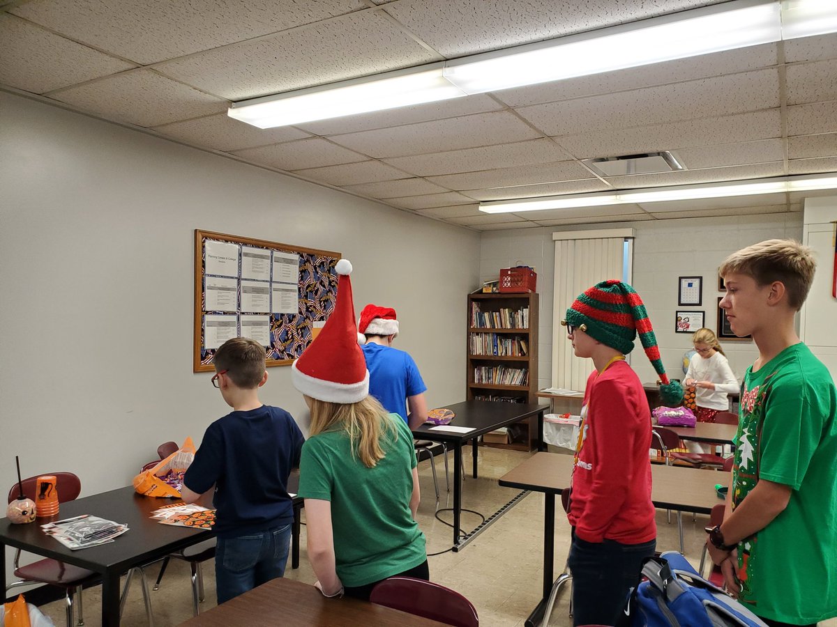 calmat50's tweet photo. #fallfest
#studentcouncil
@RossvilleSchool 
@terrylthompson6 
Making treat bags for our Fall Festival! https://t.co/bkMATIlUUh