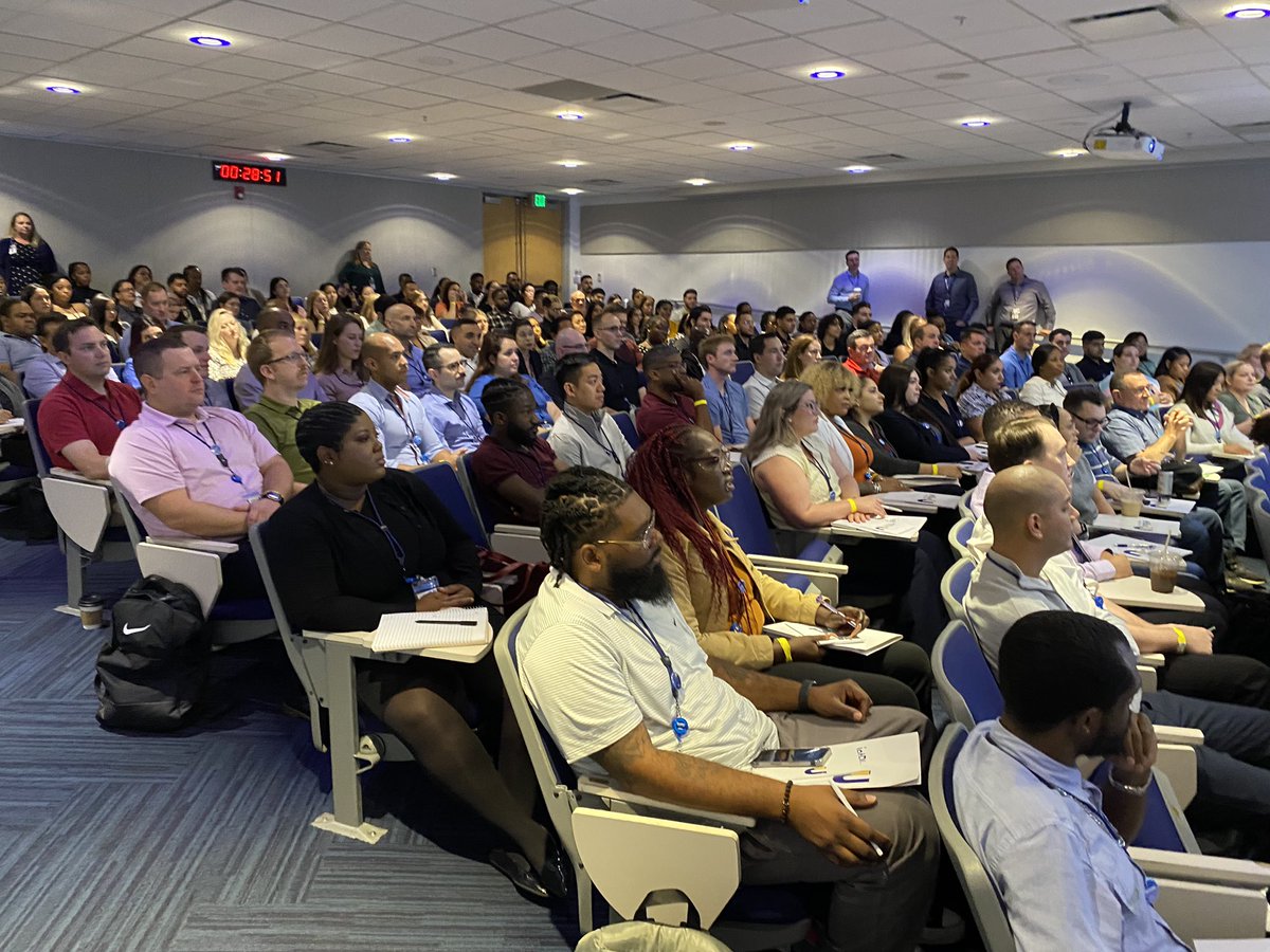 HappilyHarrySp's tweet photo. Welcoming 250+ new Baby Blue Crewmembers at orientation as Leader in Residence this week. It starts here! @HelloJetBlue https://t.co/aNdeGglDPN
