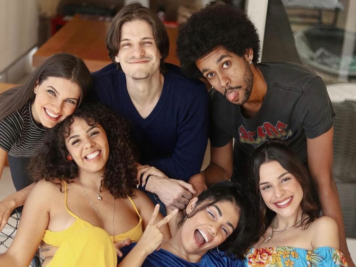 Desde el Squad de Comadres De #stupidwife ,exigimos el cese inmediato de los ataques al equipo artístico de la webserie y por ello llamamos al respeto absoluto de la vida privada de ellas y de su entorno. 
Buiar,Reis,..tenéis nuestro apoyo absoluto y estamos con vosotras