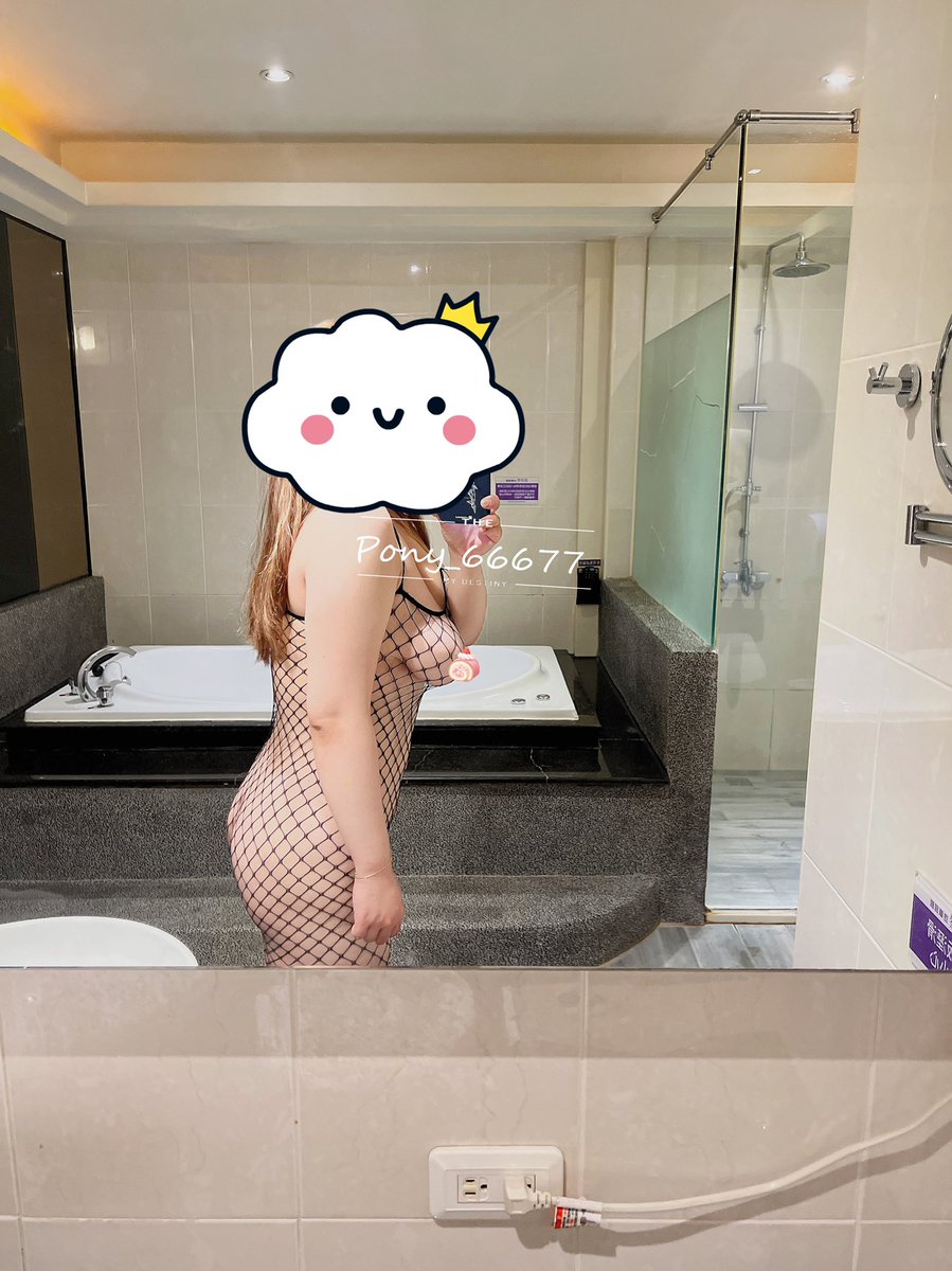 小時候總是不敢嘗試這樣的情趣衣
覺得自己穿會看起來很像在烤肉網上滋滋作響的肉肉🤭
但殊不知這樣的款式才是真的不挑身材
因為彈性極好
不論你高䠷還是嬌小 肉感還是纖細
穿起來都能有不同風情
儘管我們沒有模特兒身材
但透過裝扮還是能顯現出自己的魅力🥰
#喜歡各種身型的自己
#要讓自己越來越好❤️ https://t.co/0wuq8MioEt
