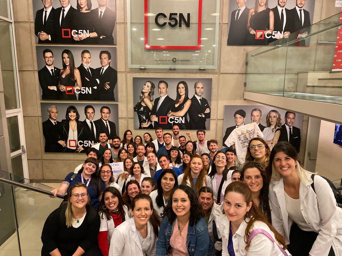 #hospitalesporteñosenterapia Algunes de los residentes y concurrentes de CABA hoy fuimos a contar nuestro reclamo. RECOMPOSICIÓN SALARIAL YA <a href="/C5N/">C5N</a> <a href="/pabloduggan/">Pablo Duggan</a> <a href="/horaciorlarreta/">Larreta</a> <a href="/FernanQuirosBA/">Fernán Quirós</a>