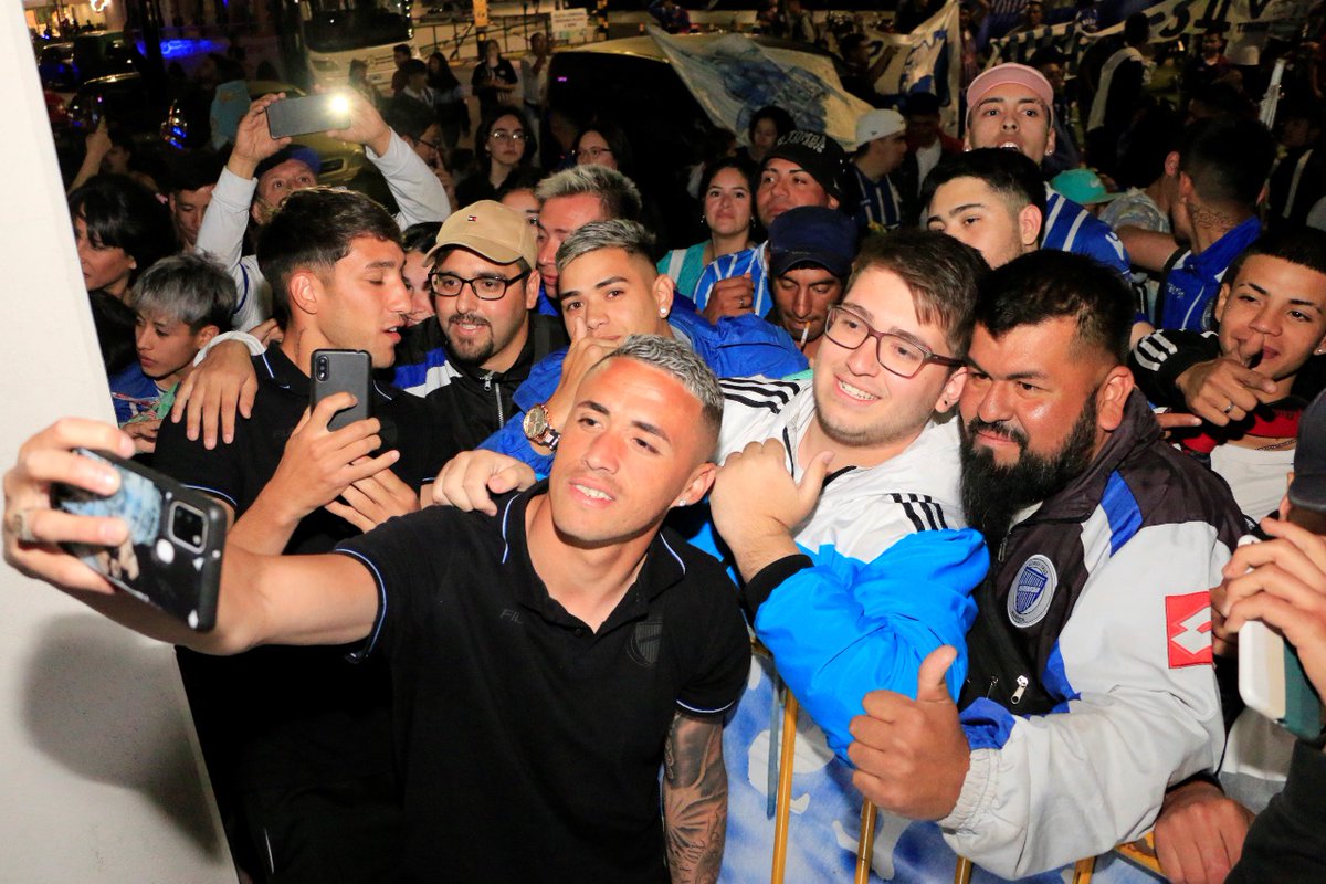 ClubGodoyCruz's tweet photo. Siempre estuvimos, estamos y estaremos TODOS JUNTOS 💙🤍💙

🙌 ¡Gracias, pueblo bodeguero! 🙌 https://t.co/BlB3AkVLuP