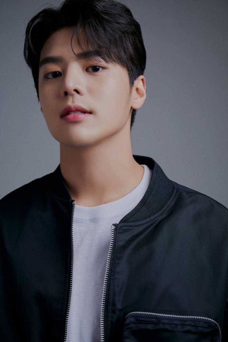 nUKiOz's tweet image. [รอคอนเฟิร์ม] #รยออุน | มีรายงานว่าลุ้นรับบทนำในซีรีส์ #ShiningWatermelon

เล่าเรื่องของชายที่ข้ามเวลาไปเจอพ่อตนเองในวัยไล่เลี่ยกันที่ร้านขายเครื่องดนตรีซึ่งเขาเป็นทั้งนักเรียนและนักดนตรีจนทั้งคู่ได้สร้างมิตรภาพร่วมกัน

จาก คขบ #ChicagoTypewriter 

© n.news.naver.com/entertain/now/…