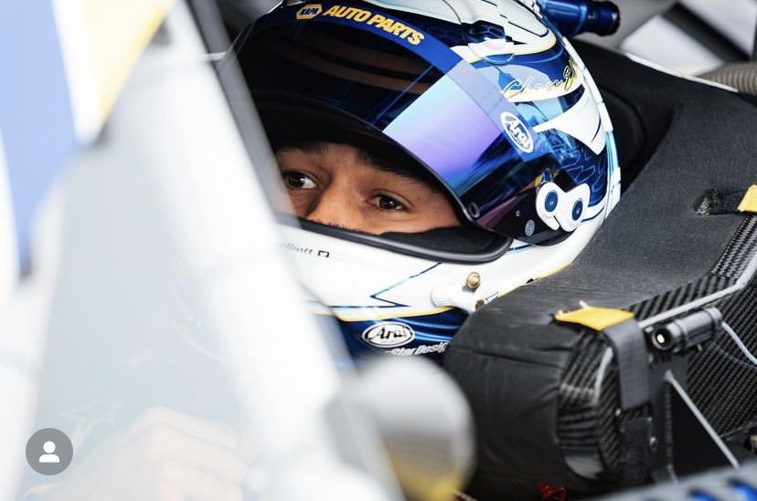 rachelhawkins03's tweet photo. I need your help #ChaseElliott fans! I’m compiling pics of Chase with his helmet on (for 2022) and need pics from #KellyBlueBook @ASHOCenergy (I have one, but when I zoom in, it’s blurry) and @HootersRacing. @TylerLeaman_ can you help? https://t.co/7dA1tq5ymk