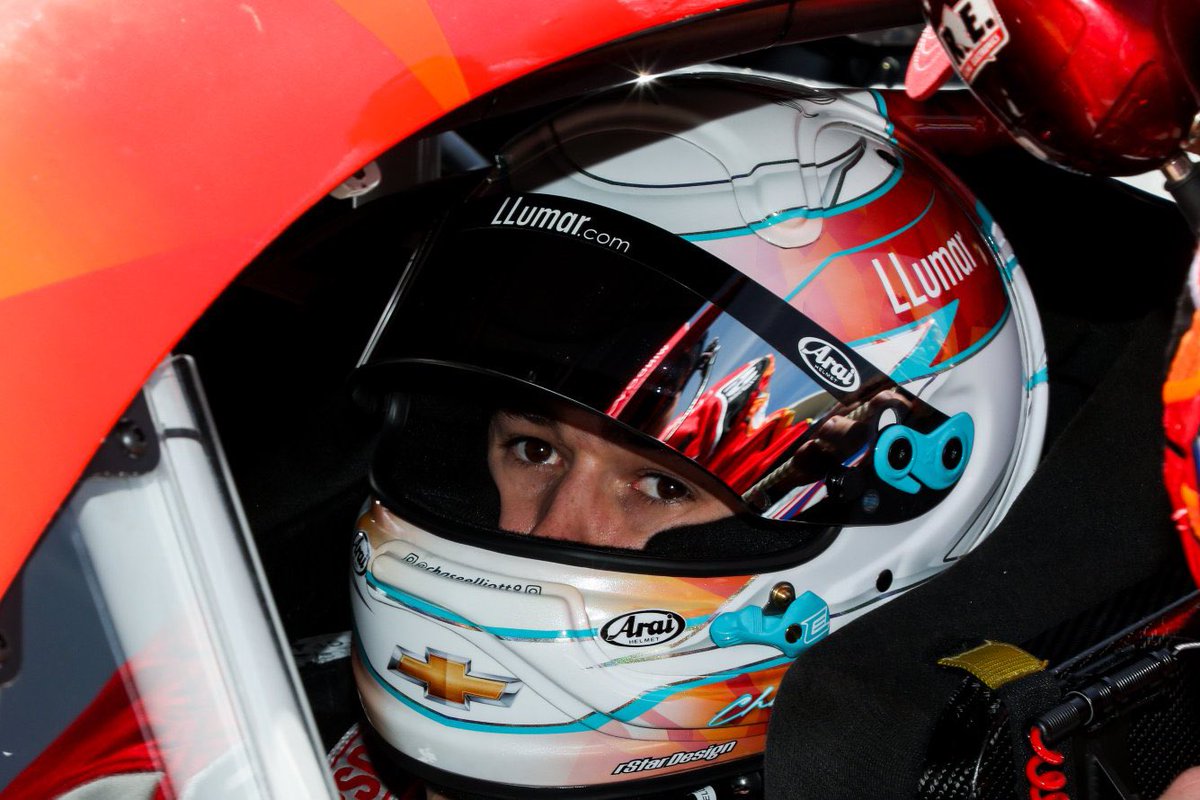 rachelhawkins03's tweet photo. I need your help #ChaseElliott fans! I’m compiling pics of Chase with his helmet on (for 2022) and need pics from #KellyBlueBook @ASHOCenergy (I have one, but when I zoom in, it’s blurry) and @HootersRacing. @TylerLeaman_ can you help? https://t.co/7dA1tq5ymk