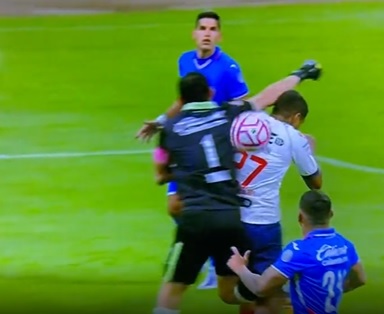 SancadillaNorte's tweet photo. El balón por un lado y Corona golpeando a Romo. Era penalote y no se marcó. https://t.co/60tX15PJWD
