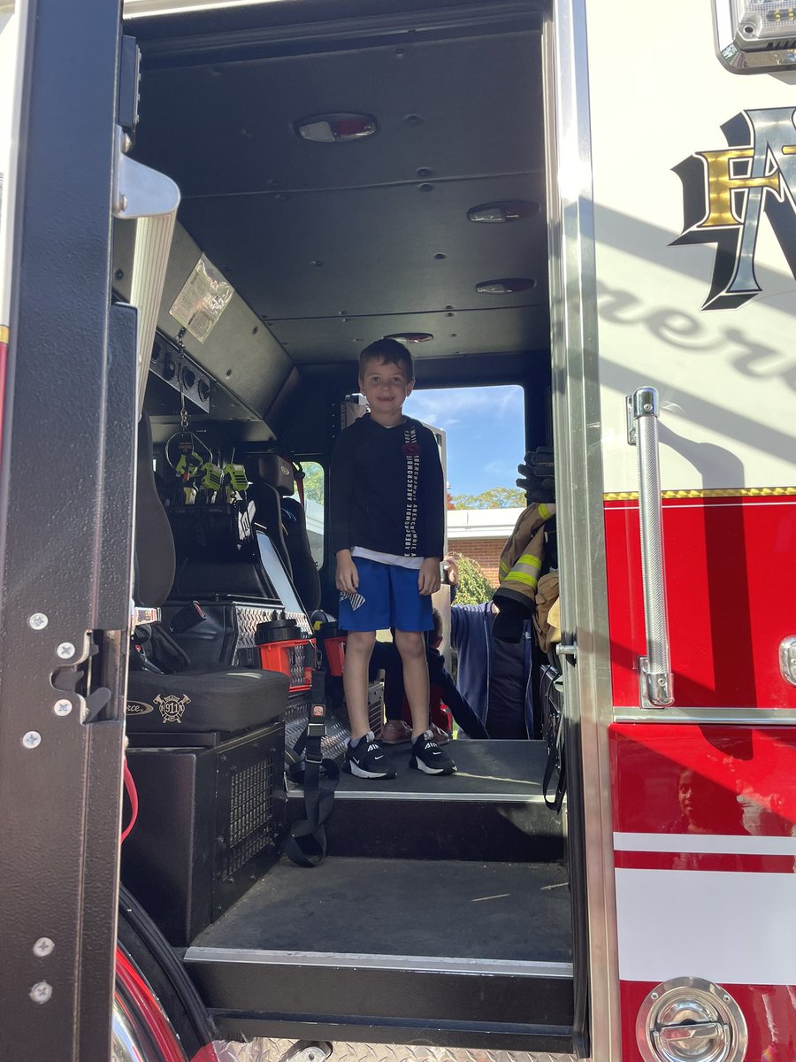 MrsShapiroK15's tweet photo. Fire Safety with the Mahwah Fire Department! @BetsyRossMahwah #mahwahconnects https://t.co/WjqvTGJztn