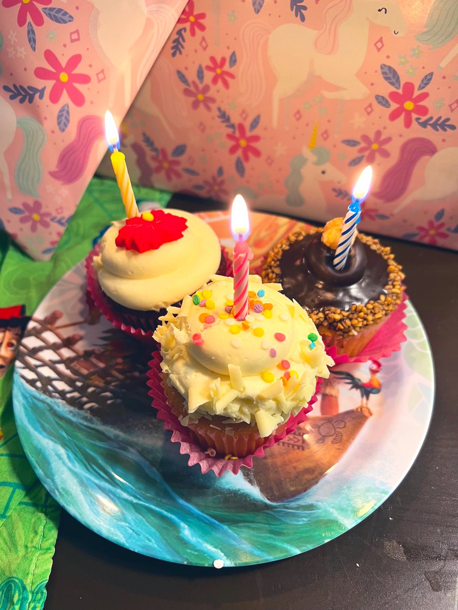 LeighTobes's tweet photo. 🎊Impromptu home mini celebration (dti) for the #babybel💕 #presents🎁 #cupcakequeen👑 #saddleup🤠 #cupcakes🧁@PastryXpo #thisis3🎂 https://t.co/F297ENsGj3