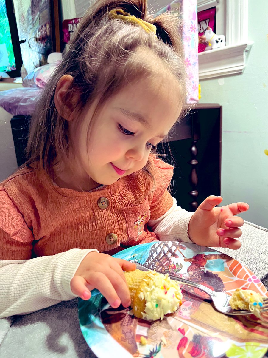 LeighTobes's tweet photo. 🎊Impromptu home mini celebration (dti) for the #babybel💕 #presents🎁 #cupcakequeen👑 #saddleup🤠 #cupcakes🧁@PastryXpo #thisis3🎂 https://t.co/F297ENsGj3