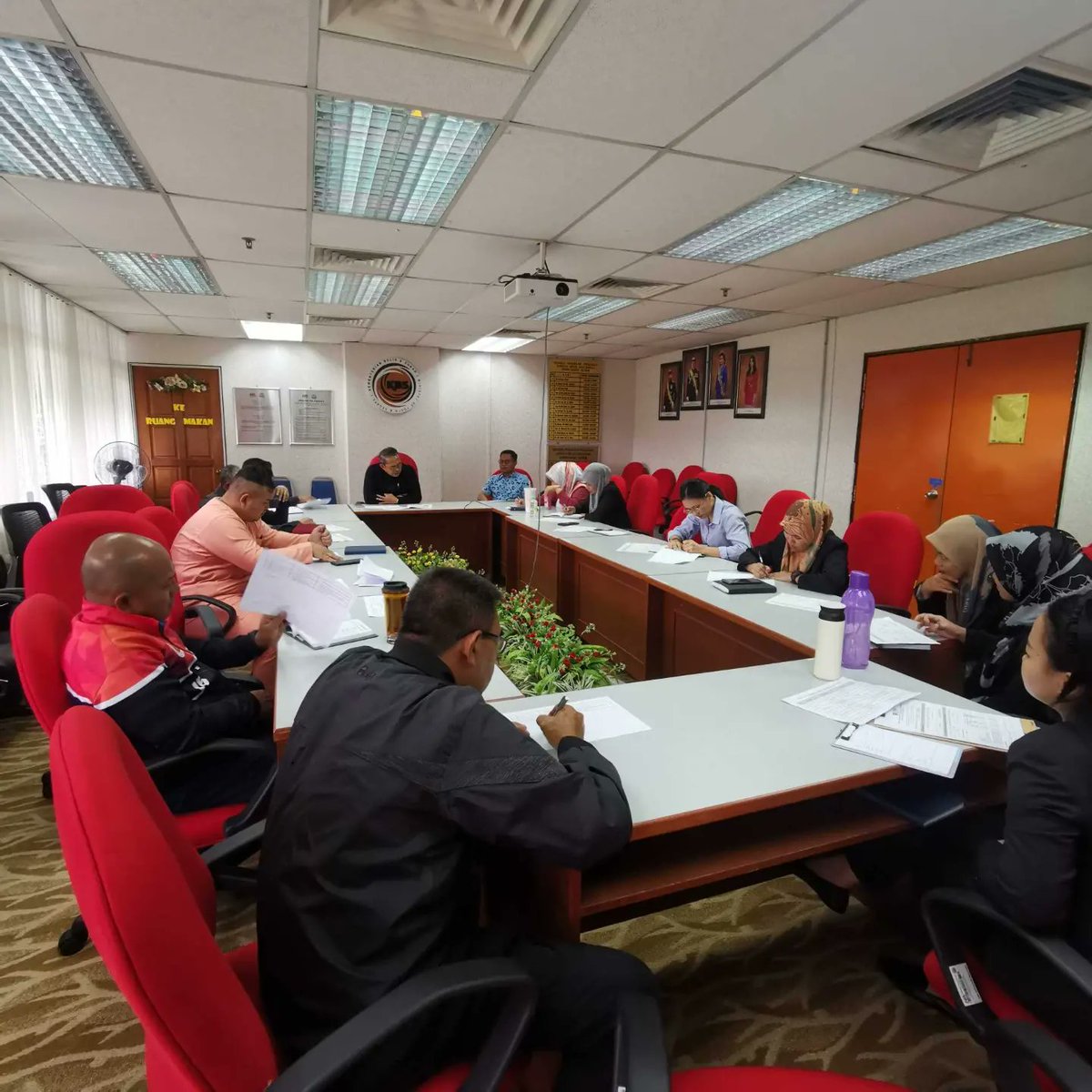 mikenakemane's tweet photo. JOHOR BAHRU, 13 Oktober 2022 - Sedang berlangsung Mesyuarat Jawatankuasa Kerja Hari Belia Negara Peringkat Negeri Johor yang dipengerusikan oleh Encik Mohamad Mazlan bin Hj Anis, Timbalan Pengarah Belia, Jabatan Belia dan Sukan Negeri Johor.

#bangsajohor #IniMasaKita #hbn2022 https://t.co/hclgS1ckt3