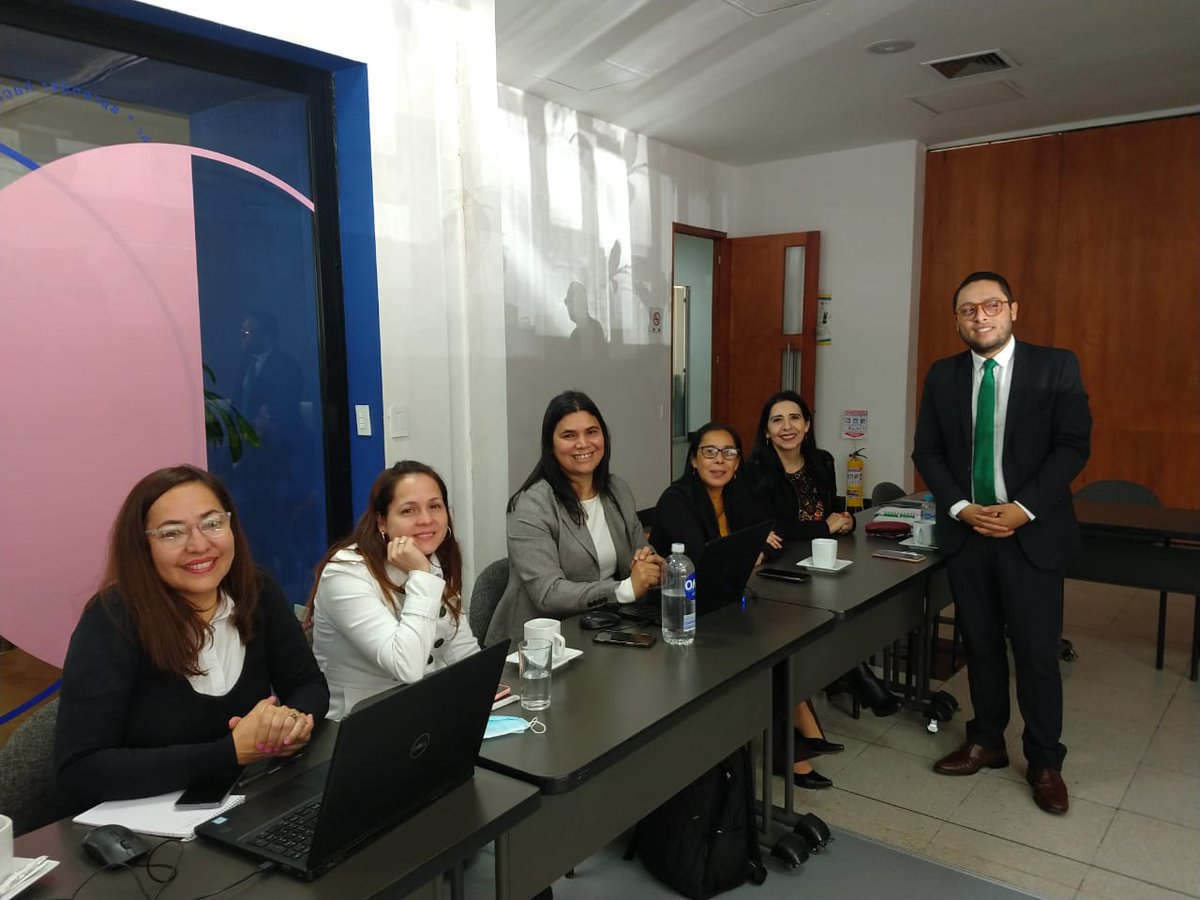 Mineducacion's tweet photo. ¡Intercambiamos experiencias exitosas con Paraguay! Recibimos la visita de los miembros de la Delegación del @MECpy, quienes conocieron las buenas prácticas implementadas por Colombia en sistemas de información en Educación Superior, entre ellos #SNIES, #Olé y #Convalida. https://t.co/je2NfthKhI