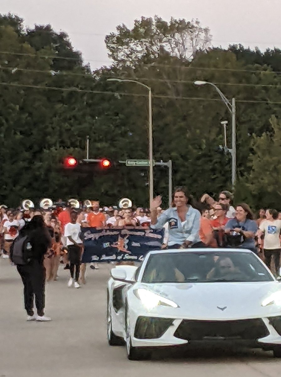 TracyBloomfield's tweet photo. I โค๏ธ the 7Lakes Homecoming Parade and Pep Rally tradition ๐๐งก #BeatJordan #WeAreSparta #82 ๐ https://t.co/zEq3jaL6is