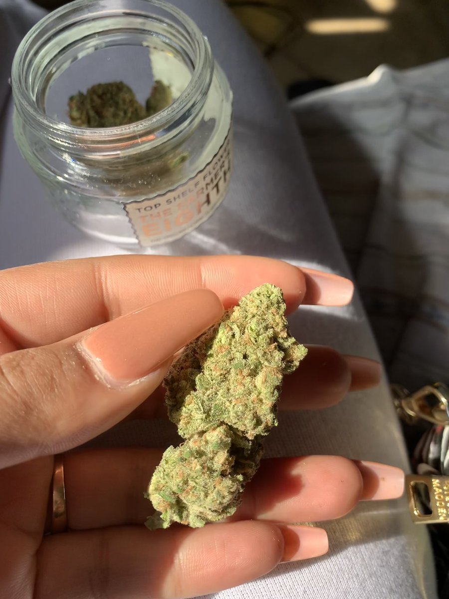 420420stuff's tweet photo. My lady knows what she likes to roll 🍃💚 https://t.co/8HAkVlf6rJ