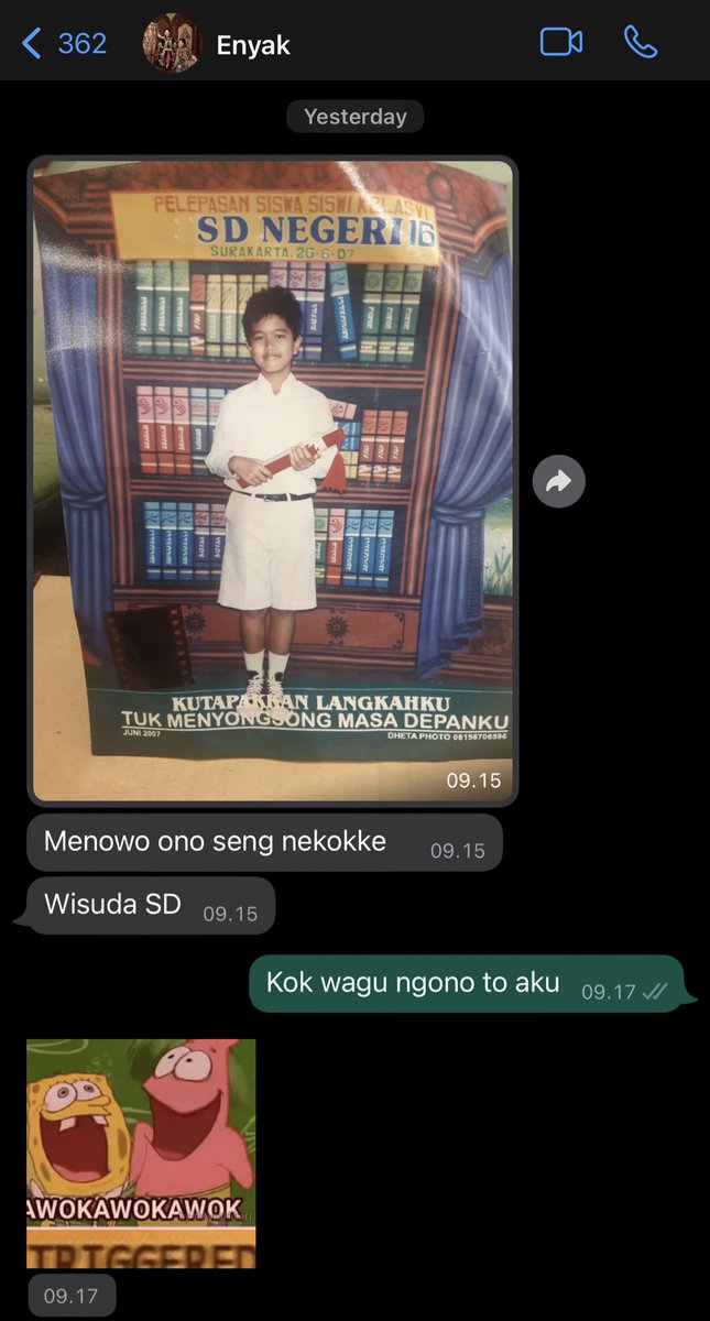 Dikirimin ibu foto lulusan SD untuk jaga-jaga kalo ada yang nanyain