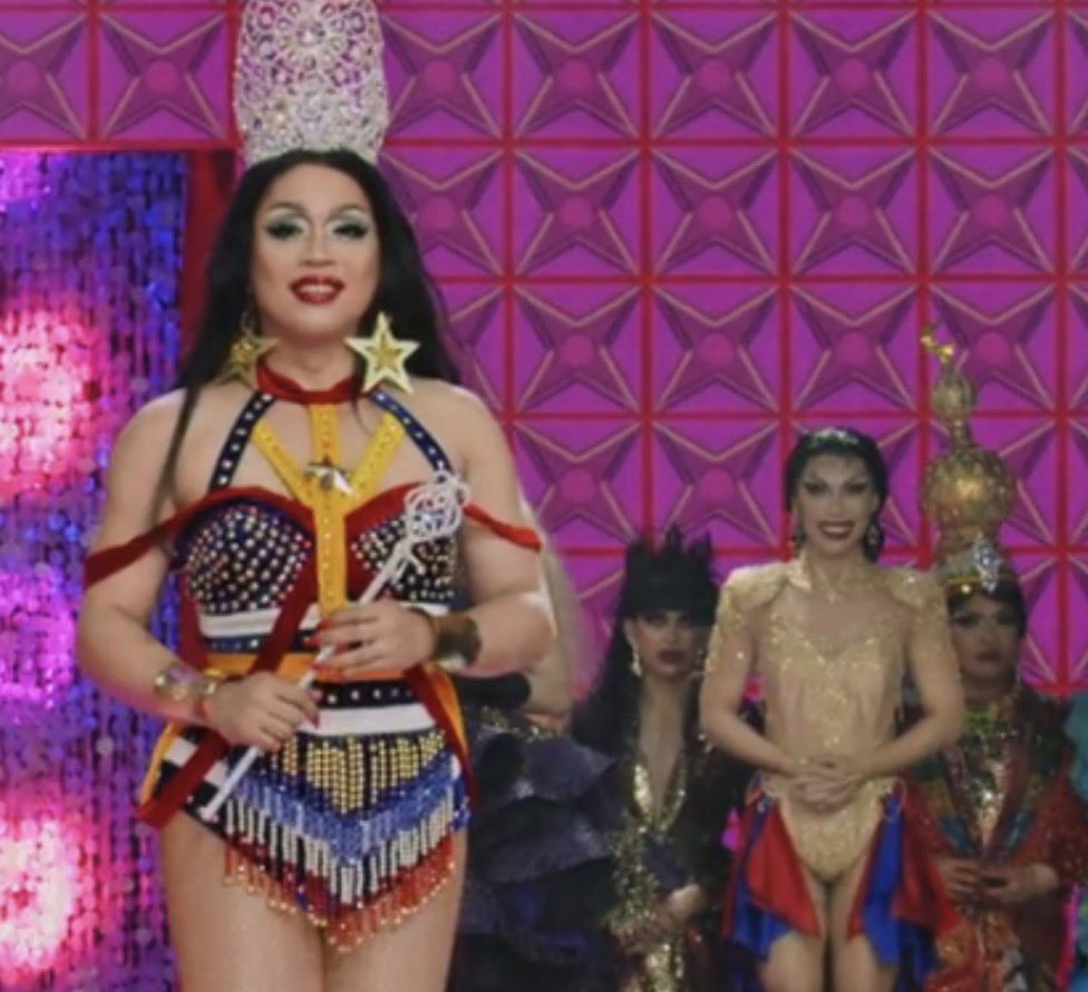 marinaxsummers's tweet photo. Ladies and gentlemen, HER. 

@PreciousPaulaN , I bow to thee. I love you. And I will always be a fan! Rep hard with the crown! Bagay na bagay sayo ang korona Boss Rodolfo! Pautang naman pang piyansa lang 😂 https://t.co/MHUoaZllau