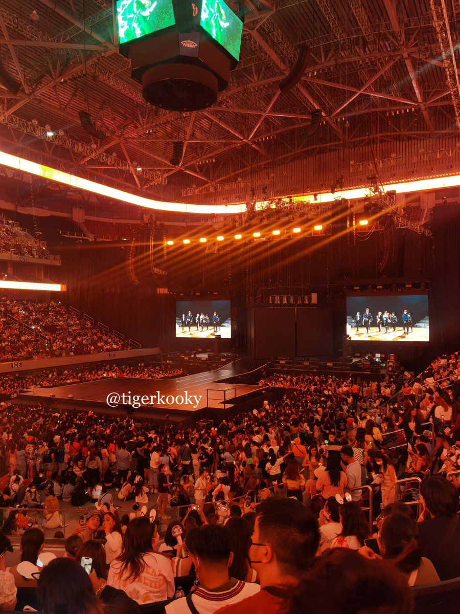 tigerkooky's tweet photo. my actual seat view (lbb reg, row k) versus my camera view #BeTSManila #BeTheSunInManila #BeTSMNL π₯Ή
#SalamatHuawei indeed π https://t.co/GA7QGKjgKb