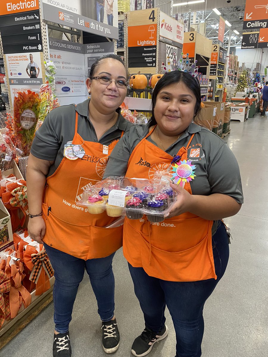 Erika Juarez (@erikarm667) on Twitter photo Happiest of Birthdays to my amazing head cashier Rosa! #birthdaygirl π§‘π§‘ <a href="/griffith_halee/">Halee Griffith</a> <a href="/1059Depot/">JC Fernandez</a> Happiest of Birthdays to my amazing head cashier Rosa! #birthdaygirl π§‘π§‘ <a href="/griffith_halee/">Halee Griffith</a> <a href="/1059Depot/">JC Fernandez</a>