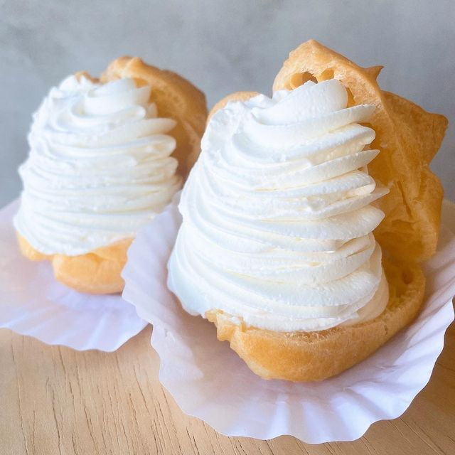 今日のおすすめは《シュークリーム》🍴✨

もりっもりの生クリームが目印👀
下にカスタードクリームも絞っているので
どっちも食べれるのがいいですね～🫶

ぜひ一度食べてみてください❕