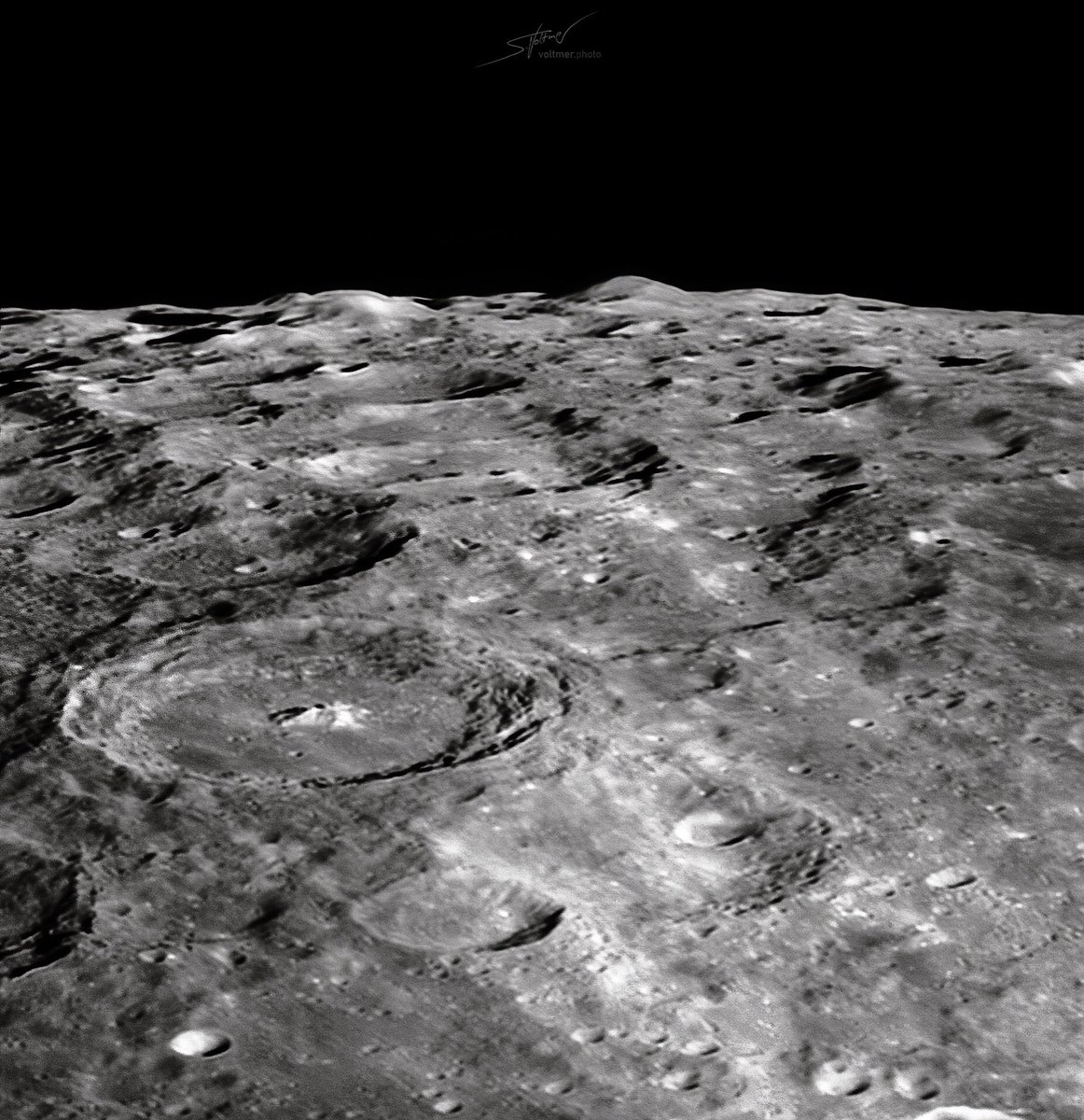 Dr. Sebastian Voltmer (@sevospace) on Twitter photo La Luna tonight: The south pole of the Moon captured through my C11 EdgeHD telescope.
Photo: <a href="/SeVoSpace/">Dr. Sebastian Voltmer</a>
#moon #craters #telescope La Luna tonight: The south pole of the Moon captured through my C11 EdgeHD telescope.
Photo: <a href="/SeVoSpace/">Dr. Sebastian Voltmer</a>
#moon #craters #telescope
