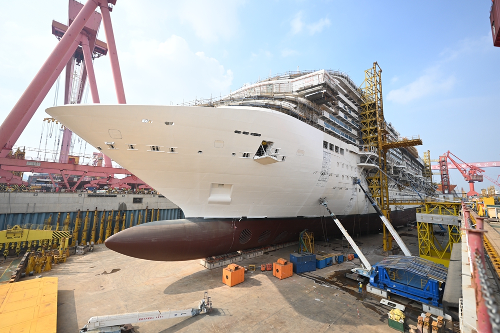 #SmartChina This gigantic #cruiseship🚢 under construction in📍Shanghai, a 135,500-gross-ton Vista-class vessel, is the crowning achievement of China's shipbuilding power. It involves 25 million components, about five times that of a #C919 aircraft. Check it out!👇