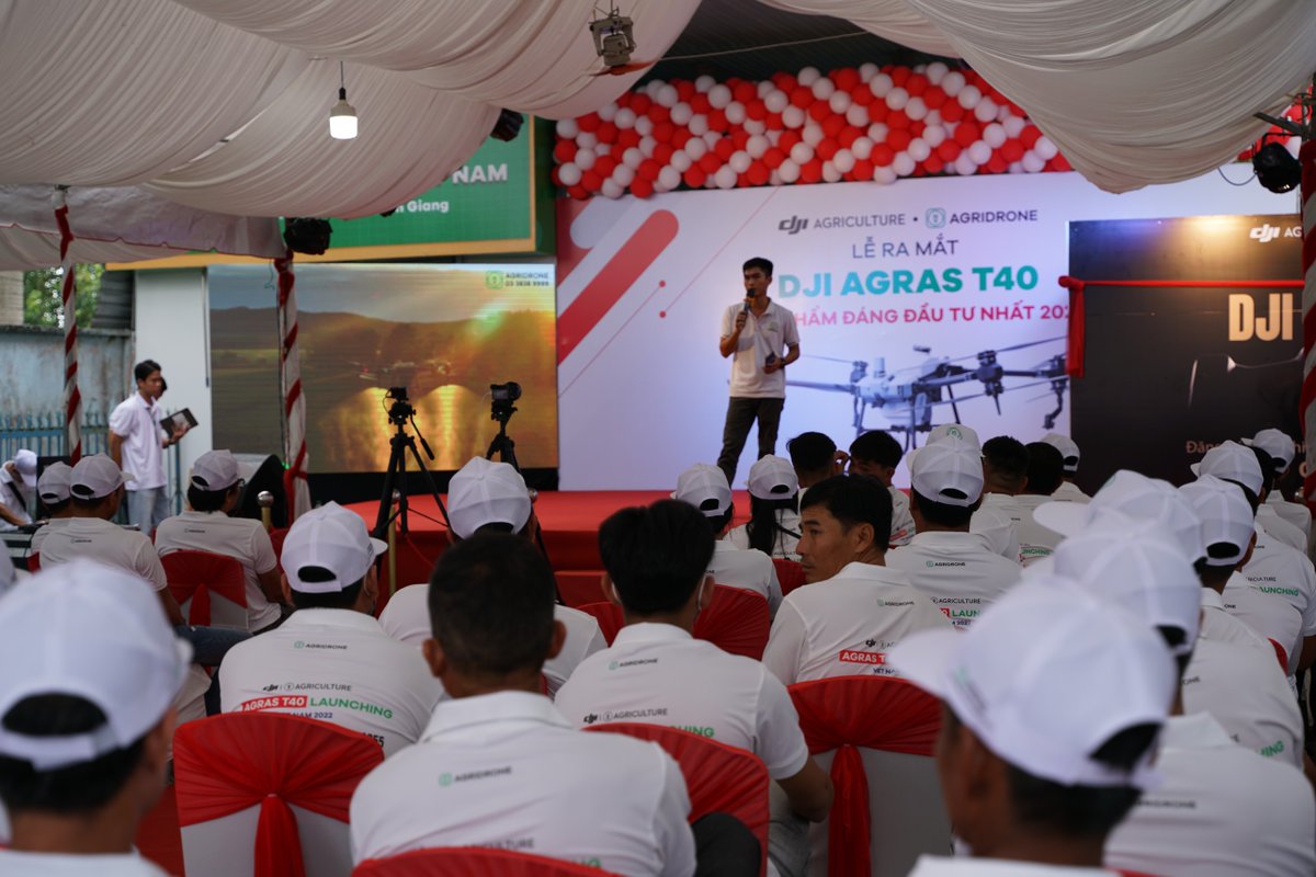 DJIAgriculture's tweet photo. With the global launch of DJI Agras T40, our dealers in Southeast Asia are actively organizing large-scale regional roadshows. Our partners AgriDrone in Vietnam and ICPX in Thailand organized reginol workshops to demonstrate the use of Agras T40 on durian, pomelo, and rice https://t.co/hXhqpcvTLH