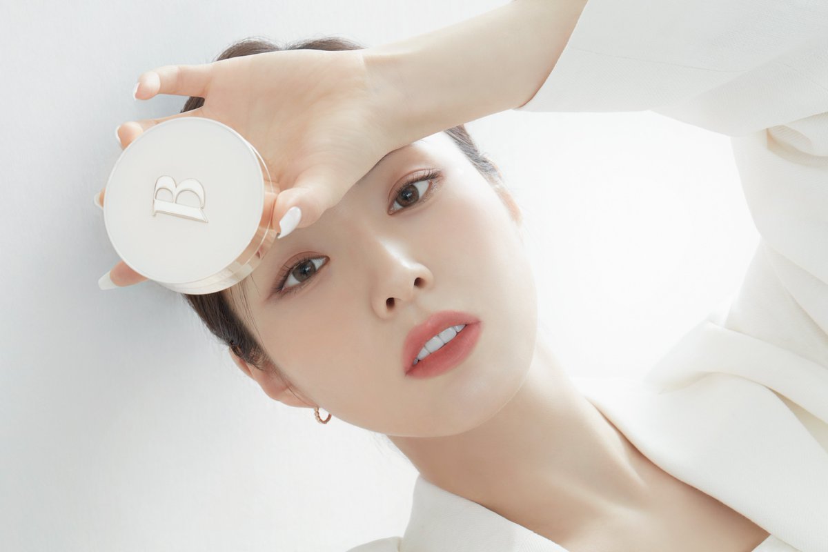banilaco_kr's tweet photo. ☆.。.:*・°세경 곤듀의 마법의 레시피。+.。☆゚
💎땅의 보석 화이트 트러플 에센스
🌼화이트 플라워 콤플렉스
최적의 블렌딩으로 ଘ(੭˃ᴗ˂)━☆゚.*・。゚
⚪️화이트쿠션 탄생⚪️
#MySkinButBetter
#바닐라코 #커버리셔스 #화이트쿠션 #비건쿠션
#BANILACO #covericious
#whitecushion https://t.co/xTluB6KWDv