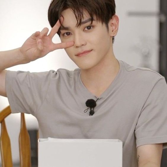 hourly taeyong ! tweet media