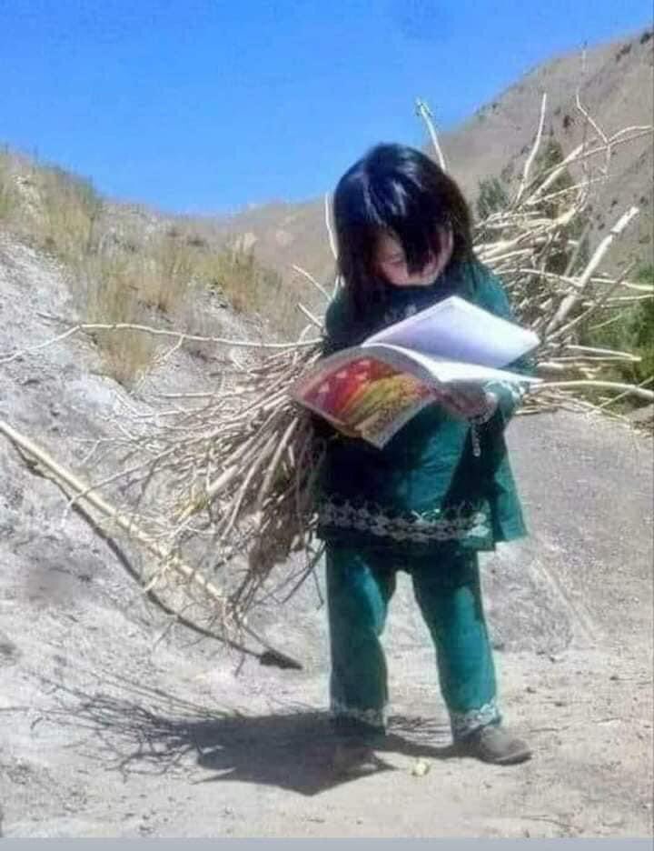 kabulsky's tweet photo. از  درس خواندنش هم نگران هستم هم خوشحال. 
نگران اینکه مبادا به وقت شکفتن، پرپرش کند و خوشحال اینکه هنوز امید هست. 
#StopHazaraGeoncide https://t.co/33DQiSY6im